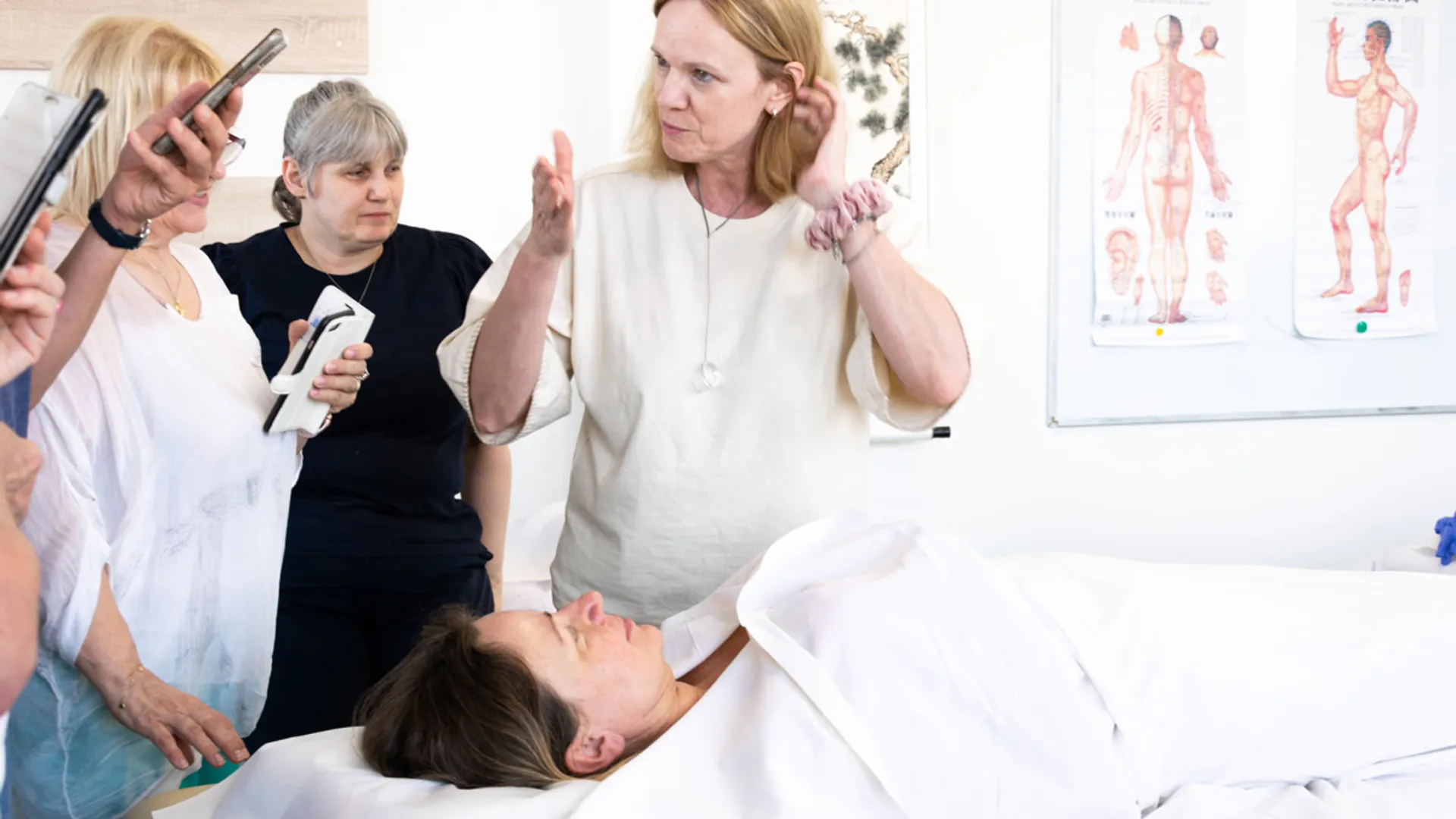 Jana Krameriová a studenti Fytoterapie, bylinné zábaly