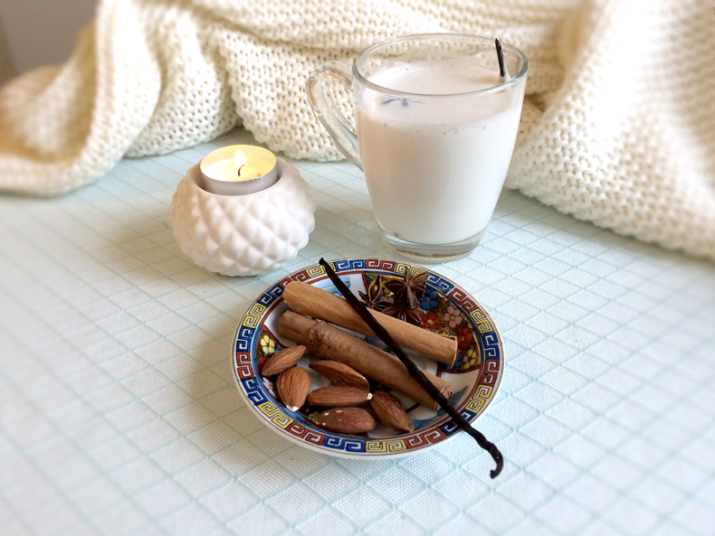 Mandlové mléko s vanilkou, skořicí a badyánem