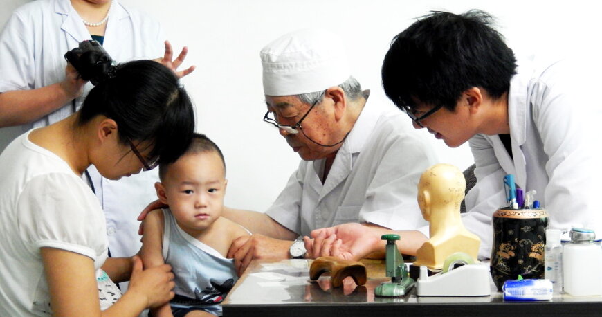 Dr. Wang Ju-yi palpuje akupunkturní dráhy